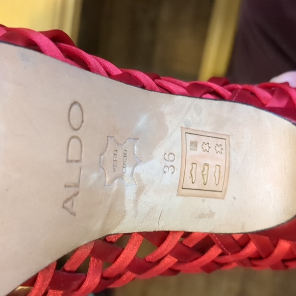 Fabulous 😍 red satin weave heels 👠 - Picture 3 of 4